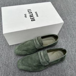 berluti 布鲁提 Lorenzo Drive Scritto图纹Camoscio超软鹿皮乐福鞋 这款休乐福鞋以驾车鞋为灵感，采用超柔软透气的鹿皮革打造，无