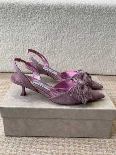 早春水晶钻扣凉鞋 拖鞋Jimmy Choo 周仰杰25春夏系列 重逢惊艳 优雅邂逅 碰撞之美 时尚国外博主同款街拍推荐 造型大胆别致 小羊皮鞋面 搭配钻扣 时髦