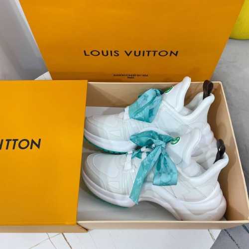 出厂 Louis Vuitton 路易威登休闲老爹鞋 弓形运动鞋 丝巾款 Ss新配色。本款 Lv 运动鞋以牛皮革和有机材质塑造鞋面，通过蝴蝶结鞋带点亮姿彩。宽大