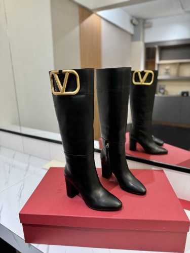 VALENTINO华伦天奴 大V扣高级辣妹kelly Jumping骑士靴顶级牛品匠心好货经典再现拒绝不了的款式谁穿都好看 优雅风格，创造不一样的感觉！它是你