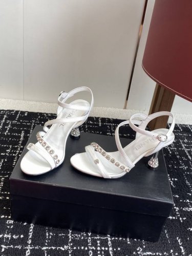 代购级 chanel 小香 25Ss 春夏新品度假 钻跟 钻扣 凉鞋 小香的一款全新设计 鞋面透明材质搭配双C 简约百搭上脚超级美的 怎么看都超美 鞋面 采用进