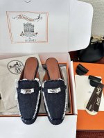 莞产 * 经典Kelly扣流苏牛仔系列穆勒鞋｜原版购入代购级别 -深蓝 材质与工艺： 原版织物面料 羊皮内衬 鞋面饰有镀钯Kelly扣 意大利真皮大底 2.5C