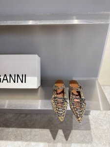 ganni 小众潮牌 25Ss春夏新款 系带 芭蕾舞鞋 对Gann的德比鞋一见钟情 念念不忘必有回响 出了经典黑白色又出了这个红色 鞋底比较薄 后脚那里做了褶皱