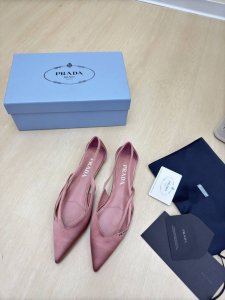 经典小跟中空系列 Prada 简约设计 搭配三角标 Logo 的设计和简约的线条 很有格调 简单纯粹得色调 原版开模 舒适炸街 粉色真丝 Logo 擦色工艺 引