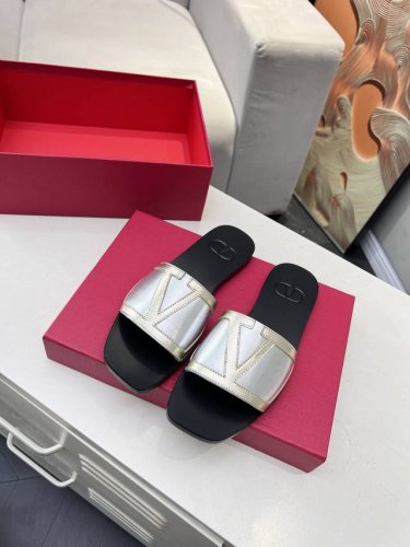valentino2025早春新款走秀款。大大V Logo款式，鞋底采用意大利进口4～5Mm厚A级真皮材质底，鞋面混种羊皮。Michele在Valentino首