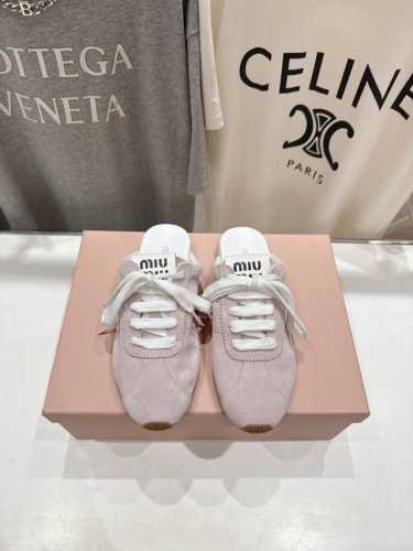 顶级出厂 皮面 Miumiu 缪缪2025Ss早春新品轻便半拖球鞋德训鞋休闲鞋，缪缪大秀上爆出的这双球鞋 后全球各大代购官网火爆上市. 简单很随意不羁又能体现单