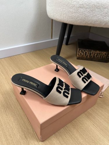 Miumiu缪缪 2025 miu家2025春夏新品 专柜最新爆款3D刺绣Logo 蝴蝶结 字母扣 小猫跟拖鞋系列 小红书力推爆款 原版购入开发 做货 Miu家