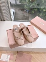 代购级别G026现货供应顶级版本Miu Miu 缪缪女士蝴蝶结装饰缎面芭蕾舞平底鞋独家高版 Miu Mi*2025春款平底小羊皮半拖Zp开发 原版秒杀市面版本