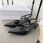 小牛皮蜥蜴皮： 蛇皮：305￥Celine 春夏小猫跟，尖鞋头造型，柔美的露脚设计，脚踝绑带。TRIOMPHE T字绑带设计，配有金属 TRIOMPHE标志性元