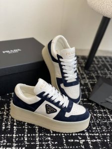 代购级 Prada 25ss p家 25春夏厚底小白鞋 德训风格 麂皮和光面皮拼接撞色，细节感跟好 三角标点缀，简单高级！关键上脚超显腿长，轻松拉长腿部显腿！S