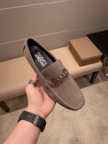 实 ，菲拉格慕官方旗舰店新款高端豆豆鞋～四季潮鞋 专柜品质，1:1优质做工，鞋面:进口卡其色牛皮、全真羊里，时尚懒人商务风设计，休闲乐福款，跑步鞋青年人最适合不