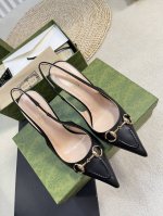 Gucci 24Ss春夏新款 G家尖头马衔扣V型系列 经典再现 简约设计高雅品质 鞋面以羊皮双G布材料匠心打造 鞋面缀饰亮眼的经典马衔扣 后带着釆用松紧带设计