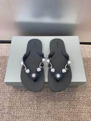 balenciaga 巴黎世家 25Ss春夏新款 铆钉 人字拖 凉鞋 size 36-40 41定制不退换