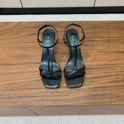 The Row 方头坡跟凉鞋。 非常舒服的高跟鞋，极简设计理念，版型显瘦好穿颜值与实用性并存。鞋面牛皮，羊皮内里及垫脚。 真皮大底，跟高6Cm 码数：35-40