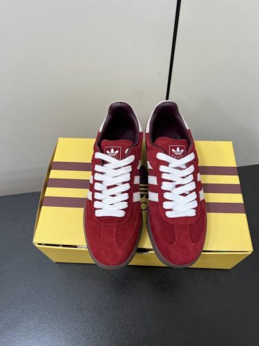 Adidas｜Gucci三叶草Logo与标志性三条杆为设计元素将其与独属于的Gucci 双方选择Adidas Originals经典鞋型 Gazalle为蓝本，