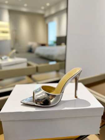{半拖} 吉安维托 罗西 Gianvito Rossi Eiko Stiletto，轻松移动。这款 Gianvito Rossi 拖鞋采用配有精致的漆皮，可抚摸 - 点击图像关闭