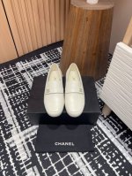 半拖 -乐福 - 25Ss春夏新款Chanel小香珍珠半拖鞋 乐福鞋 鞋面饰以经典元素珍珠双C扣，与鞋面一圈珍珠前后呼应！一年四季皆可穿 不管什么时候拿出来搭配