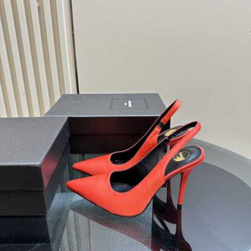 YSL 圣罗兰 SS2024新品 优雅大气高跟凉鞋 尖头高跟拖鞋淡淡的夏日里怎么少得了一双仙女鞋 各种小裙子搭配起来 完全不挑脚型哦 通透的闪钻在光线的照耀下呈