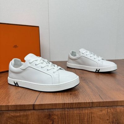Hermes 爱马仕 Kid系列运动鞋，男士简约舒适百搭休闲板鞋 柔软纳帕小牛皮鞋面 饰有标志性“H”细节。设计简约流畅，却不失格调，打造时尚都市造型！双层后跟