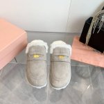 MiuMiu秋冬新品羊毛半拖 ！进口蓬松柔软组合羊毛 独特慵懒个性风格！上脚百搭暖底.女士们的最爱.很棒的适合度. 原版开发 全套包装 鞋面：牛京.羊毛内里.原