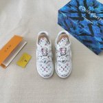 橙子出厂价p louis Vuitton 路易威登 Lv新配色 休闲老爹鞋 弓形运动鞋 饰扣款# 大胆的前卫设计上富有个性的波浪形大底 风骚整个时尚圈 超符合新