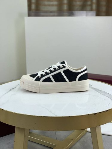工厂P价P 实价 Gucci厚底布鞋女 高品质版 Logo花布面拼接，底厚5毫米，鞋子超轻， 上脚百搭舒适。 面料: 对版花布 里料: 对版帆布 垫脚: 毛巾布