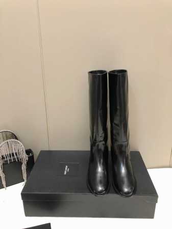Saint Laurent 圣罗兰 YSL高跟长筒靴。专柜年度最新秋冬款长靴，上脚很好的修饰脚型，搭配高跟秒变大长腿。 鞋面：16寸进口开边珠牛皮 内里 垫脚： - 点击图像关闭