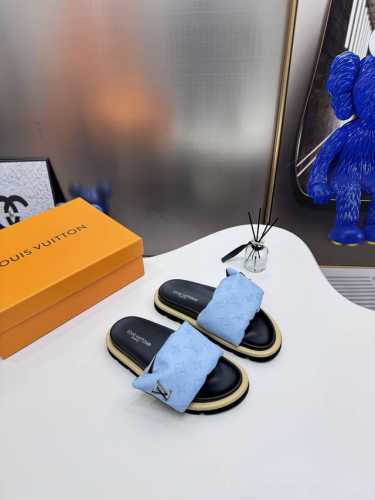 橙子出厂价p louis Vuitton 路易威登 Lv新配色 休闲魔术贴拖鞋 平底凉拖 情侣款 专柜同步更新 鞋面采用独一无二的驴家独特面料 面料轻盈透气 超