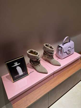 Isbel marant24秋冬新品 秀款铆钉牛仔西部靴 一眼就心动的铆钉靴 来自小众品牌伊莎贝尔 穿着超级舒服 封神款 这个秋冬必备的单品 慵懒风的感觉真的随 - 点击图像关闭