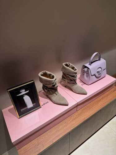 Isbel marant24秋冬新品 秀款铆钉牛仔西部靴 一眼就心动的铆钉靴 来自小众品牌伊莎贝尔 穿着超级舒服 封神款 这个秋冬必备的单品 慵懒风的感觉真的随