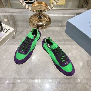 出厂 男款10情侣款 Prada 普拉达新款德训鞋 鞋面麂皮有肌理感，内里羊皮包裹，软软糯糯的鞋垫加厚小羊皮，踩上去无比舒适，有支撑感，又包裹得很好的感觉 鞋型