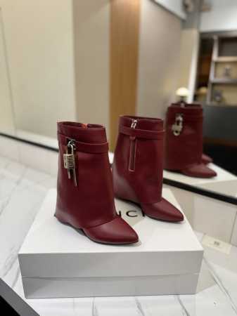 专柜正品级定制版本 GIVENCHY0 新款高跟长靴，市面最高版本 纪梵希 锁扣 风靡整个时尚圈 原版开发鞋型超级正 最高还原度鞋型 包裹性非常好 显瘦 显高级 - 点击图像关闭