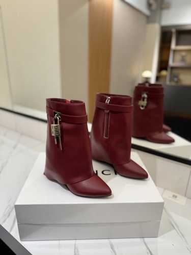 专柜正品级定制版本 GIVENCHY0 新款高跟长靴，市面最高版本 纪梵希 锁扣 风靡整个时尚圈 原版开发鞋型超级正 最高还原度鞋型 包裹性非常好 显瘦 显高级