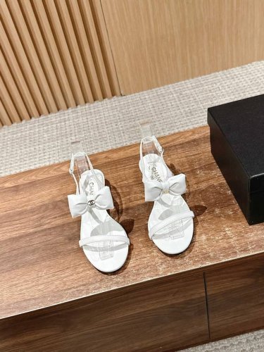 香奈儿春夏蝴蝶结凉鞋新品 手工包扎的羊皮立体的蝴蝶结 鼓鼓囊囊的 甚是可爱没有女生会拒绝吧 羊皮鞋面 小羊皮内里 意大利进口牛皮底 两个高度 平底和小粗跟可选