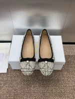 工厂价 男装男鞋 运动原单迪奥 Dior 高定系列新款 D-Ramour 标志性电绣藤格纹低跟芭蕾舞女鞋 CD字母logo珍珠扣粗跟蝴蝶结凉鞋材质：定制面料内里