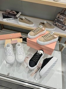 Miumiu缪缪 最新款 魔术贴 帆布 厚底 饼干鞋 休闲 运动鞋 原版购入开发 做货 隽永丹宁汲取迷人Miu Miu风格，造就新款运动鞋。鞋舌丝网印刷徽标营造