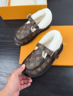 顶级版本 路易威登lv louis vuott on fw24 new arrival～秋冬最新款毛毛拖鞋～ 这双毛拖也是好好看！皮质的就是非常高级呀！！搭配秋