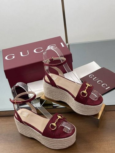 仿皮胶底 普通版 Gucci 古奇2025夏季新品防水台马鞍扣 波西米亚麻绳底马衔扣凉鞋坡跟厚底防水台一字带露趾凉鞋 鞋柜必备款 原版套楦 高端品质 这款凉鞋颇