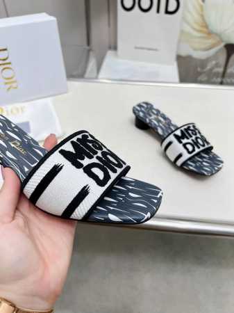 出厂价 真皮 Dior迪奥最新火爆款，一款春新品、这款中跟真丝锻面+3D电秀鞋，绽现现代的设计理念。怎么搭配怎么好看。上脚舒适。码数35-40 34 41 42 - 点击图像关闭