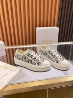 元 2025年Walk‘N’Dior刺绣中帮休闲鞋上新啦 在时尚的舞台上，Dior刺绣鞋是当之无愧的主角。细腻的针法游走于鞋面，每一针都倾注了匠人的心血，每一线