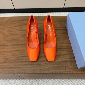 pra*A 真丝粗跟单鞋。复古优雅知性于一身。颜色鲜明亮丽，上脚舒适又平稳。 材质：鞋面真丝，羊皮内里及垫脚。意大利进口真皮大底。跟高9Cm 码数：35-41