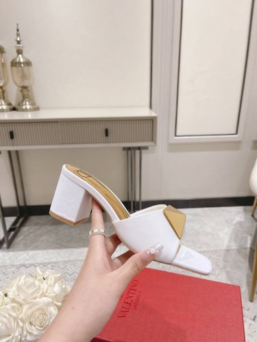 valentino 华伦天奴25春夏新品 金字塔 大钉鞋上新 Valentino Garavani 的经典“Roman Stud”系列以全新的诠释方式首发！最新