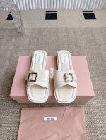 Miumiu 缪缪平底拖鞋 简约又不失小特点的仙女鞋上线Ing 喜欢设计风的亲应该会很爱这款吧 di一眼看太惊艳 属于越穿越爱那一挂不用多说了吧 一眼就惊艳 鞋