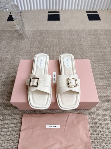 Miumiu 缪缪平底拖鞋 简约又不失小特点的仙女鞋上线Ing 喜欢设计风的亲应该会很爱这款吧 di一眼看太惊艳 属于越穿越爱那一挂不用多说了吧 一眼就惊艳 鞋