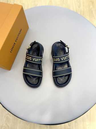 码38-45高端男士拖鞋，高品质时尚单品，用料上乘讲究，版型宽松舒适，推荐入手，鞋面选用经典丝绸刺绣工艺，时髦精致，内衬头层小牛皮，双层组合大底！编号004 - 点击图像关闭