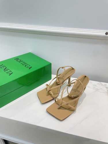Bv 葆蝶家 12色齐季条带凉鞋 经典杏色 Bottega Veneta 季 条带夹趾凉鞋 继续延续 夸张的各种配色 必将影响穿搭界 各个明星 博主争相试穿 上