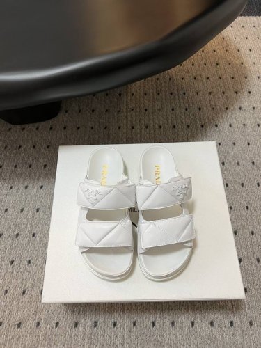 prad* 绗缝皮质凉拖鞋 经典设计 永不过时 选鞋子注重美观的同时 舒适是最重要的 这款鞋子平底设计 防滑耐磨 春日出行百搭时尚 百搭炫酷 多巴胺夏天必备色