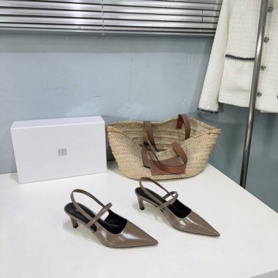 高品质出厂 ！小众潮牌Toteme25春夏 瑞士小众复古平底、猫跟尖头后空凉鞋！这种复古休闲的风格真的格外受欢迎，鞋型是今年流行的很火很复古的尖头头设计，相比圆