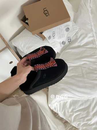 冲量价: UGG｜2024专柜最新 塔茨尔厚底拖鞋 4个颜色，官网同步4层大底 鞋底厚底：约 4CM 鞋面设计，鞋面采用优质翻毛皮，亲肤舒适。 鞋内里材质，采用 - 点击图像关闭