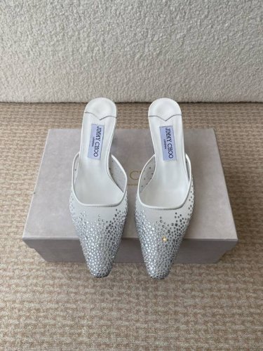 早春水晶钻扣凉鞋 拖鞋Jimmy Choo 周仰杰25春夏系列 重逢惊艳 优雅邂逅 碰撞之美 时尚国外博主同款街拍推荐 造型大胆别致 鞋面 搭配钻扣 时髦大气
